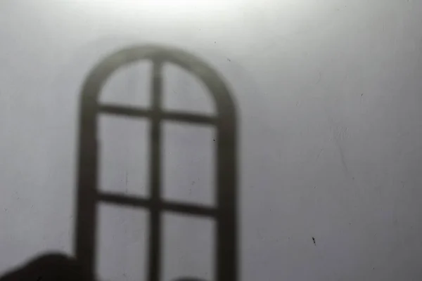 디펜스 어두운 창문의 실루엣 꼭대기에 아치형겹치는 선택적 — 스톡 사진