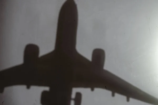 Sfocatura Sfocatura Rumore Effetto Grano Silhouette Scura Aeroplano Muro Grigio — Foto Stock