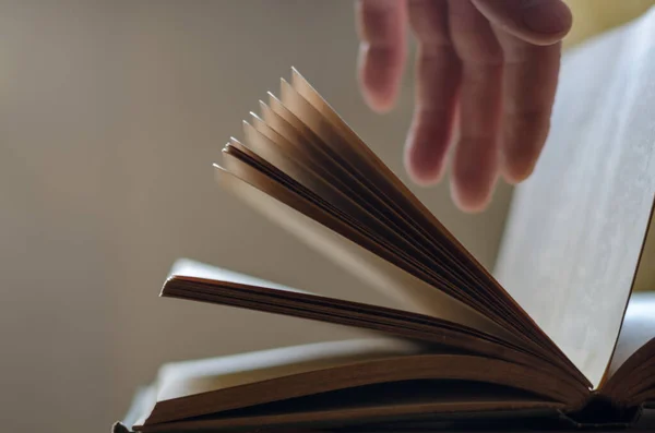 Eine Defokussierte Aufnahme Eines Alten Aufgeschlagenen Buches Und Der Hand — Stockfoto