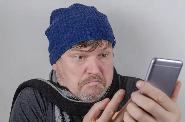 Retrato Homem Surpreso Uma Videochamada Smartphone Homem Adulto Chapéu Azul — Fotografia de Stock