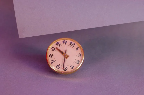 배경에 빈티지 시계의 다이얼 시계의 시간을 줍니다 금박입힌 배경에 테이블 — 스톡 사진