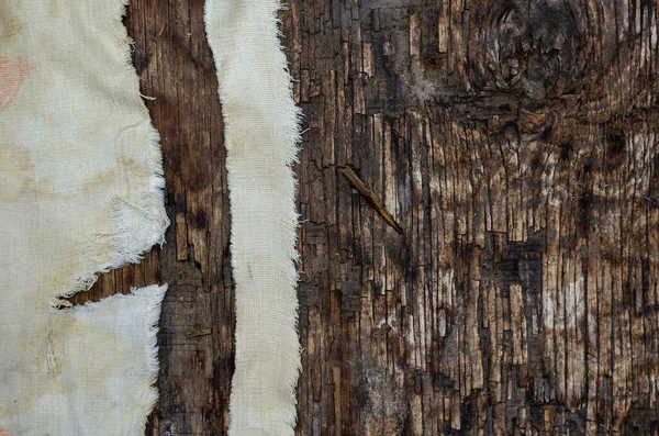 Stará Překližka Potrhaný Hadr Špinavý Ubrus Roztrhaný Pruhy Zuhelnatělém Dřevěném — Stock fotografie