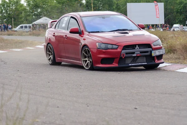 Red Sedan Drives High Speed Paved Road Mitsubishi Lancer Evo — Stockfoto