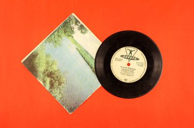 Kırmızı arka planda Rusça şarkılarla plaklar. Mançurya 'nın Sopki' sinde. Asker valsi işte. Leningrad kayıtlarının ses kaydı AKKORD, 1958, SSCB. Odesa, Ukrayna - 04 27 2021