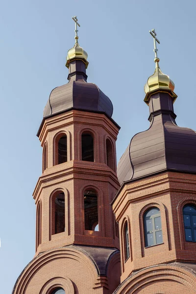 Edifício Igreja Ortodoxa Cristã Ucraniana Moderna Redbrick Edifício Com Cúpulas — Fotografia de Stock