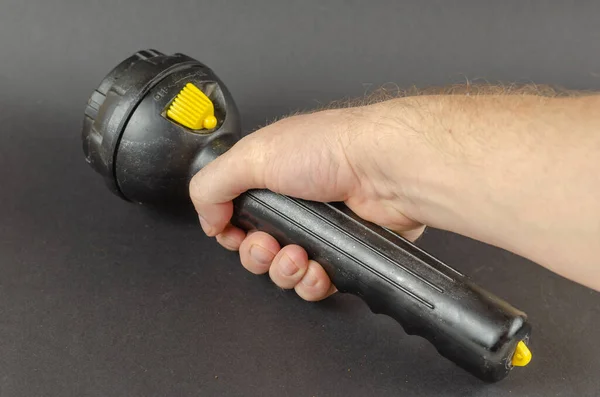 Ein Mann Hält Eine Große Schwarze Taschenlampe Der Hand Rechte — Stockfoto