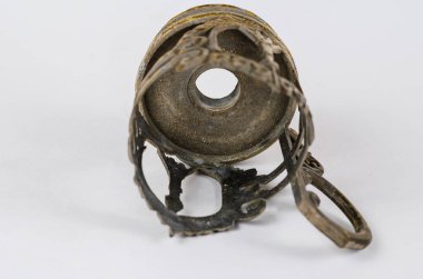 Beyaz arka planda eski metal bir kol askısı var. Rusça yazılar Moskova 'ya tercüme ediliyor. Klasik metal alaşım bardak tutacağı. Seçici odak.