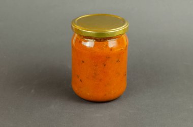 Cam kavanozda deniz dikenli diken reçeli ve gri bir arka planı var. Sağlıklı yiyecekler. Doğal antioksidanlar. Seçici Odaklanma.