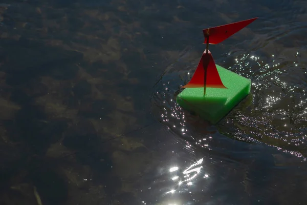 Саморобний Дитячий Човен Плаває Річці Зелений Корабель Червоним Вітрилом Іграшковий — стокове фото