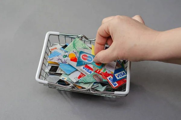 Mano Una Mujer Extrae Pedazo Una Tarjeta Bancaria Carrito Compras —  Fotos de Stock