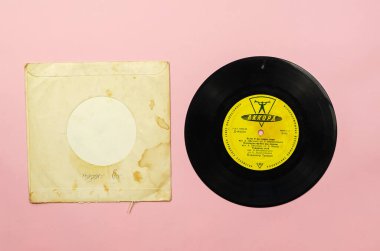 Eski bir vinil plak. Ünlü Sovyet şarkıcı Vladimir Troshin. 1950 'lerin Sovyet vatandaşlarının popüler şarkıları. Ses kaydı 1956, SSCB. Odesa, Ukrayna - 04 26 2021