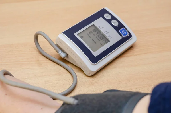 Measuring Blood Pressure Heart Rate Home Mature Man Shoulder Blood — Stock Photo, Image