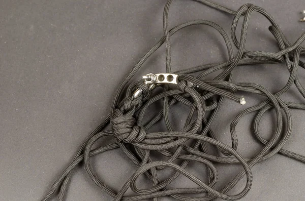 Paracord Met Gevlochten Gesp Tuigage Band Ligt Chaotisch Een Zwart — Stockfoto