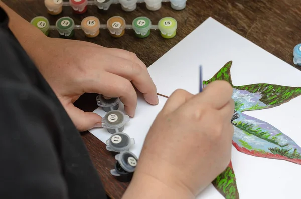 Взрослая Женщина Рисует Рисунок Сухом Кленовом Листе Рисую Маленького Ёжика — стоковое фото