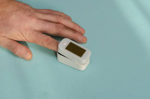 Мужская Рука Оксиметром Указательном Пальце Зрелый Человек Измеряет Уровень Кислорода — стоковое фото