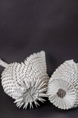Aile sevgisinin ve sadakatinin sembolü. Modüler origami veya birim origami. Siyah arka planda iki beyaz kuğu yatar. Yaratıcılık yeteneği hobisi. Seçici odak
