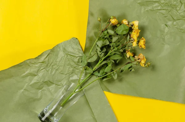 Flores Amarillas Cristal Roto Sobre Fondo Amarillo Verde Ramo Rosas — Foto de Stock