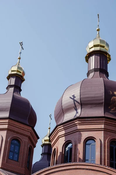 Edifício Igreja Ortodoxa Cristã Ucraniana Moderna Redbrick Edifício Com Cúpulas — Fotografia de Stock