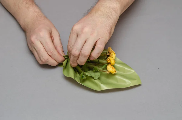 Duas Mãos Masculinas Mantêm Elemento Decorativo Ondulado Flores Amarelas Fundo — Fotografia de Stock