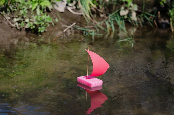Egy Rózsaszín Vitorlás Lebeg Tavon Hajó Konyhai Szivacsból Készült Gyerekhajó — Stock Fotó
