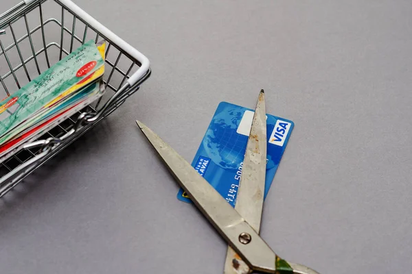 Rozsdás Olló Bankkártyák Egy Bevásárlókocsiban Szürke Háttérrel Olló Kék Hitelkártya — Stock Fotó