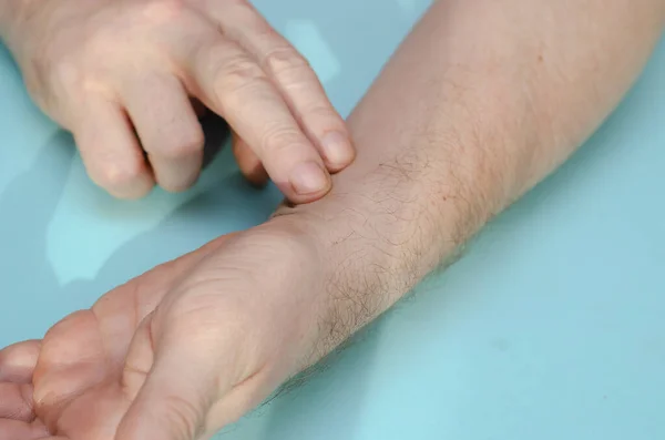 Pulso Verificado Homem Meia Idade Com Dedo Pulso Close Dentro — Fotografia de Stock