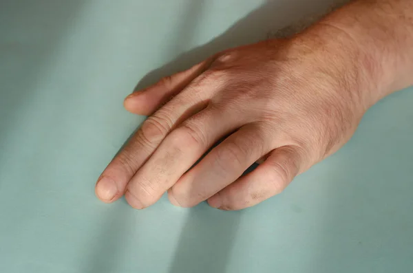 Medelålders Mans Hand Turkos Bakgrund Närbild Rummet Selektiv Inriktning — Stockfoto