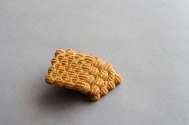 Gri arka planda kare kurabiyeler. Dört tatlı ikram. Seçici odak.