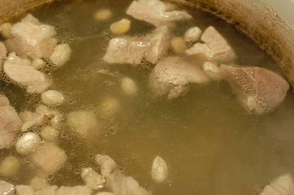 肉と豆でスープを調理 牛肉と白豆の一片を沸騰したスープで茹でています 鍋にスープを閉じます 選択的焦点 — ストック写真