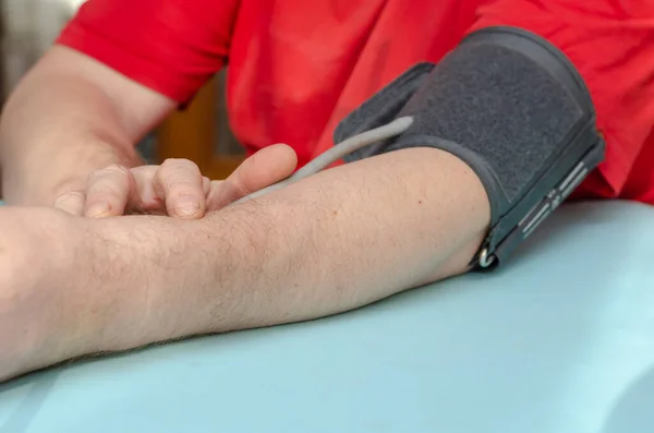 Een Volwassen Man Gebruikt Een Digitale Bloeddrukmeter Cardiologie Volgorde Deel — Stockfoto