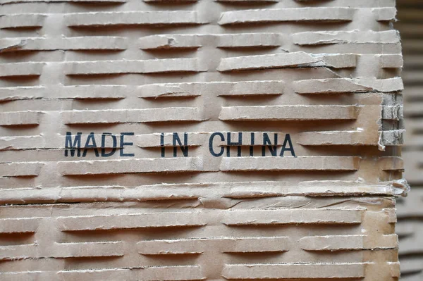 Inskriptionen Made China Brunt Papper Kartong Paketfyllning Tillverkad Återvunnet Papper — Stockfoto
