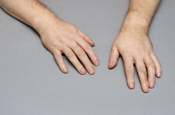 Deux Mains Homme Âge Moyen Sur Fond Gris Intérieur Concentration — Photo