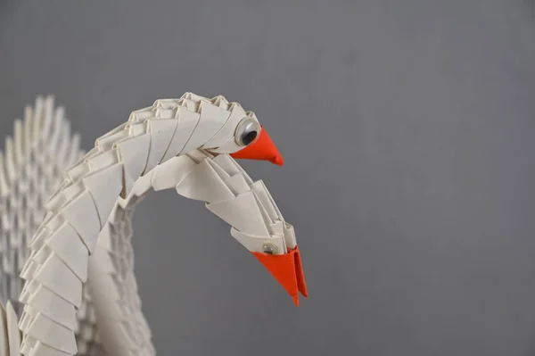 Para Łabędzi Origami Szarym Tle Dwa Ptaki Złożone Białych Trójkątnych — Zdjęcie stockowe
