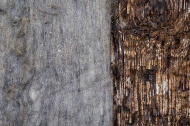 Eski keçeli kalem, koyu ahşap arka planda. Kirli, lekeli yün kumaş. Çatlak ve kıymıklarla çatlamış ahşap yüzey. Üst Manzara. Seçici odak.