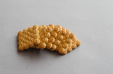 Gri arka planda kare kurabiyeler. Altı tatlı ikram. Seçici odak.