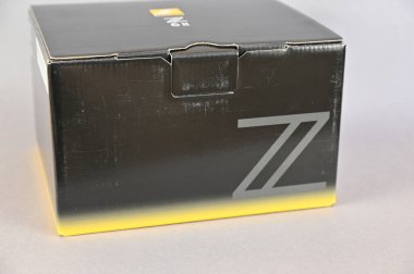 Nikon Z 6II, Nikon tarafından üretilen bir üst düzey aynasız değiştirilebilir lens kamerasıdır. Gri zemin üzerinde yeni bir kamera olan siyah karton bir kutu. Ukrayna, Odesa - 02 04 2022.