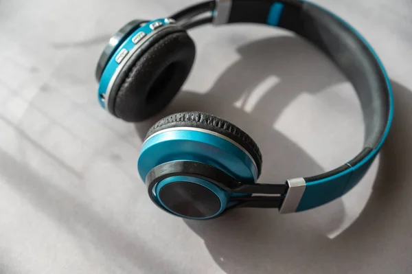 Casque Turquoise Noir Sur Fond Gris Dispositif Sans Fil Pour — Photo