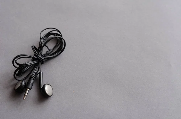 Auriculares Negros Con Auriculares Sobre Fondo Gris Auriculares Con Cable — Foto de Stock