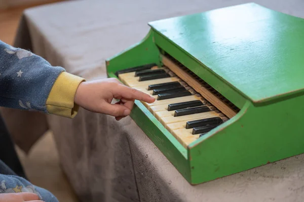 Ein Junge Spielt Auf Einem Spielzeugklavier — Stockfoto