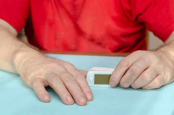 Two Male Hands Hold White Pulse Oximeter Light Turquoise Surface — Stock Photo, Image