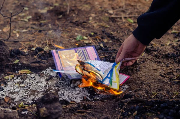 Man Hands Burn Notebook Handwritten Text Man Puts Torn Sheets — Fotografia de Stock