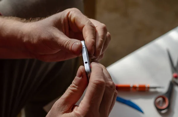 Homem Está Reparar Smartphone Close Mãos Cobrindo Parte Trás Dispositivo — Fotografia de Stock