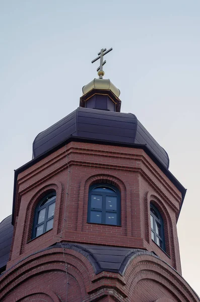 该建筑是现代乌克兰东正教教堂 红砖建筑 金色圆顶 蓝蓝的天空映衬着 宗教是信仰的象征基督教建筑 — 图库照片