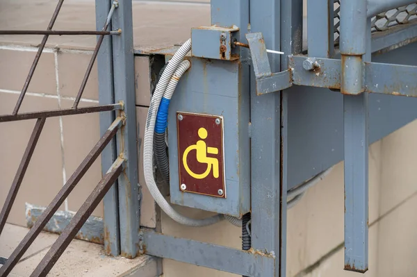 Het Gele Teken Van Een Persoon Zittend Een Rolstoel Een — Stockfoto