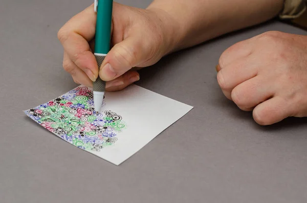 Женская Рука Маникюра Рисует Абстрактный Рисунок Ручкой Разноцветный Рисунок Различных — стоковое фото