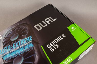 ASUS GTX GTX 1650 grafik kartı gri arka planda. Modern bilgisayar parçaları. Ukrayna, Nikolaev - 02 09 2022