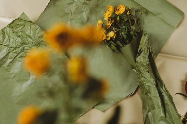 Rosas Amarillas Sobre Fondo Beige Verde Ramo Flores Que Desvanece — Foto de Stock