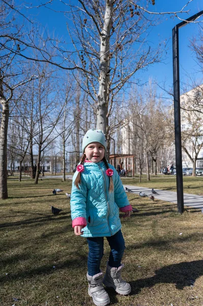 Uma Menina Está Andando Parque Cidade Primavera Uma Criança Cinco — Fotografia de Stock