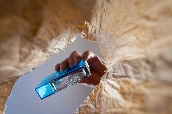 Bir Mavi Bir Parfüm Şişesini Kese Kağıdına Koyar Olgun Bir — Stok fotoğraf