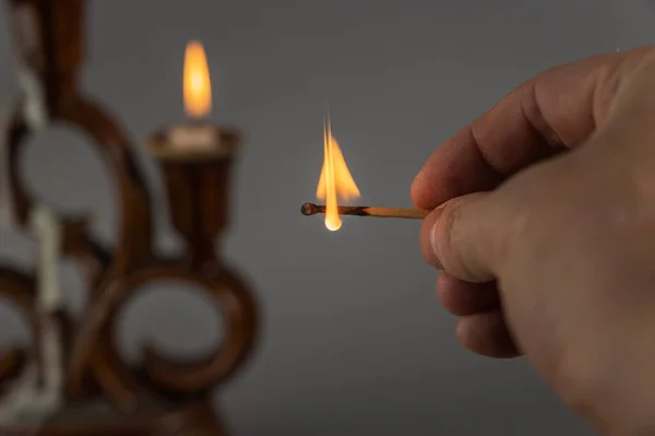 Nahaufnahme Eines Brennenden Streichholzes Der Hand Eines Mannes Die Hand — Stockfoto